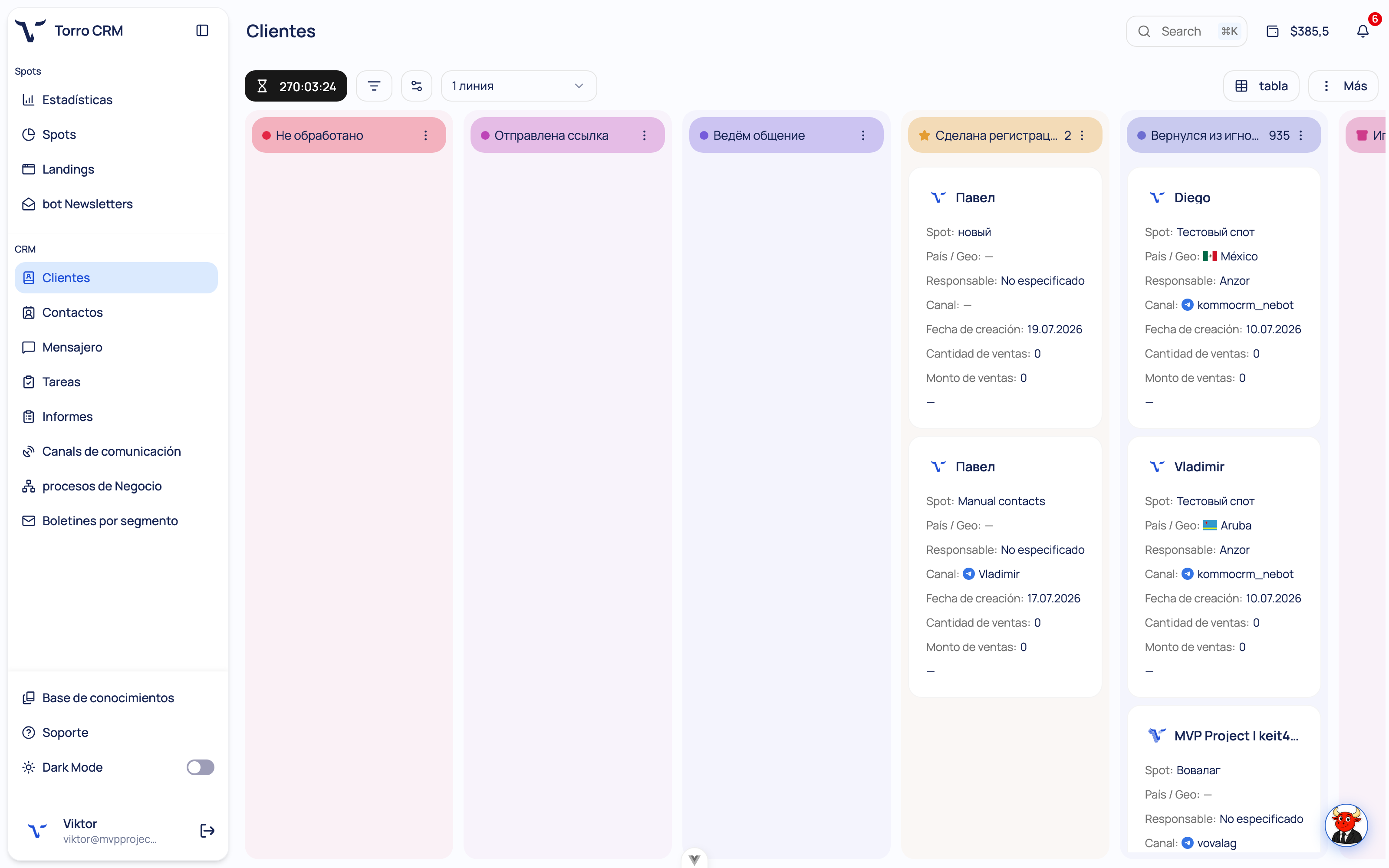 Embudo kanban de Torro AI: los clientes avanzan por las etapas y las tarjetas se completan solas.