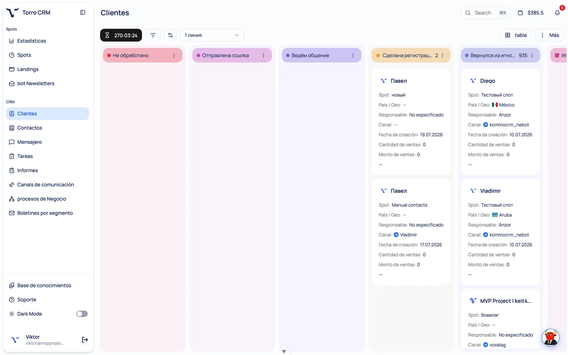 Embudo kanban de Torro AI: los clientes avanzan por las etapas y las tarjetas se completan solas.
